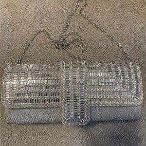 Elegant silver clutch with shoulder chain included